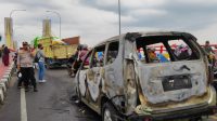 Kondisi lalu lintas macet di Jembatan Musi IV usai sebuah mobil terbakar, Rabu (22/3/2023) siang