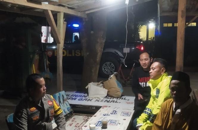 Personel Polsek Pamarican saat melakukan patroli biru, Rabu (22/3/2023) malam