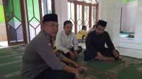 Personel Polsek Cimaragas melaksanakan sambang silaturahmi kamtibmas bersama tokoh agama di Desa Beber