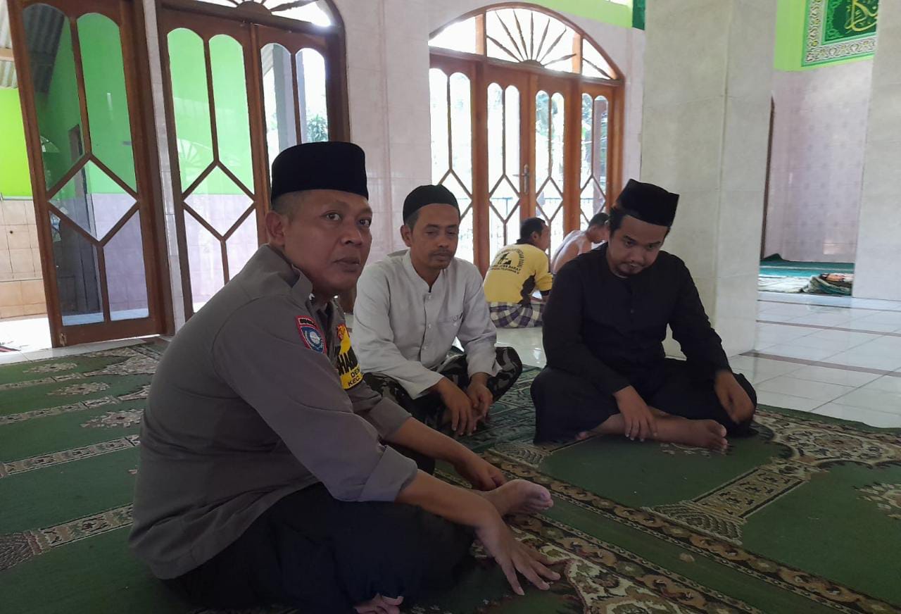 Personel Polsek Cimaragas melaksanakan sambang silaturahmi kamtibmas bersama tokoh agama di Desa Beber