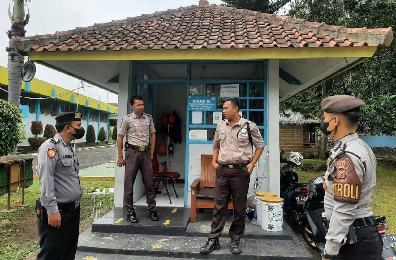 ersonel Satuan Samapta Polres Ciamis Polda Jabar melaksanakan patroli dialogis dalam rangka antisipasi tindak kriminalitas di wilayah Kabupaten Ciamis.