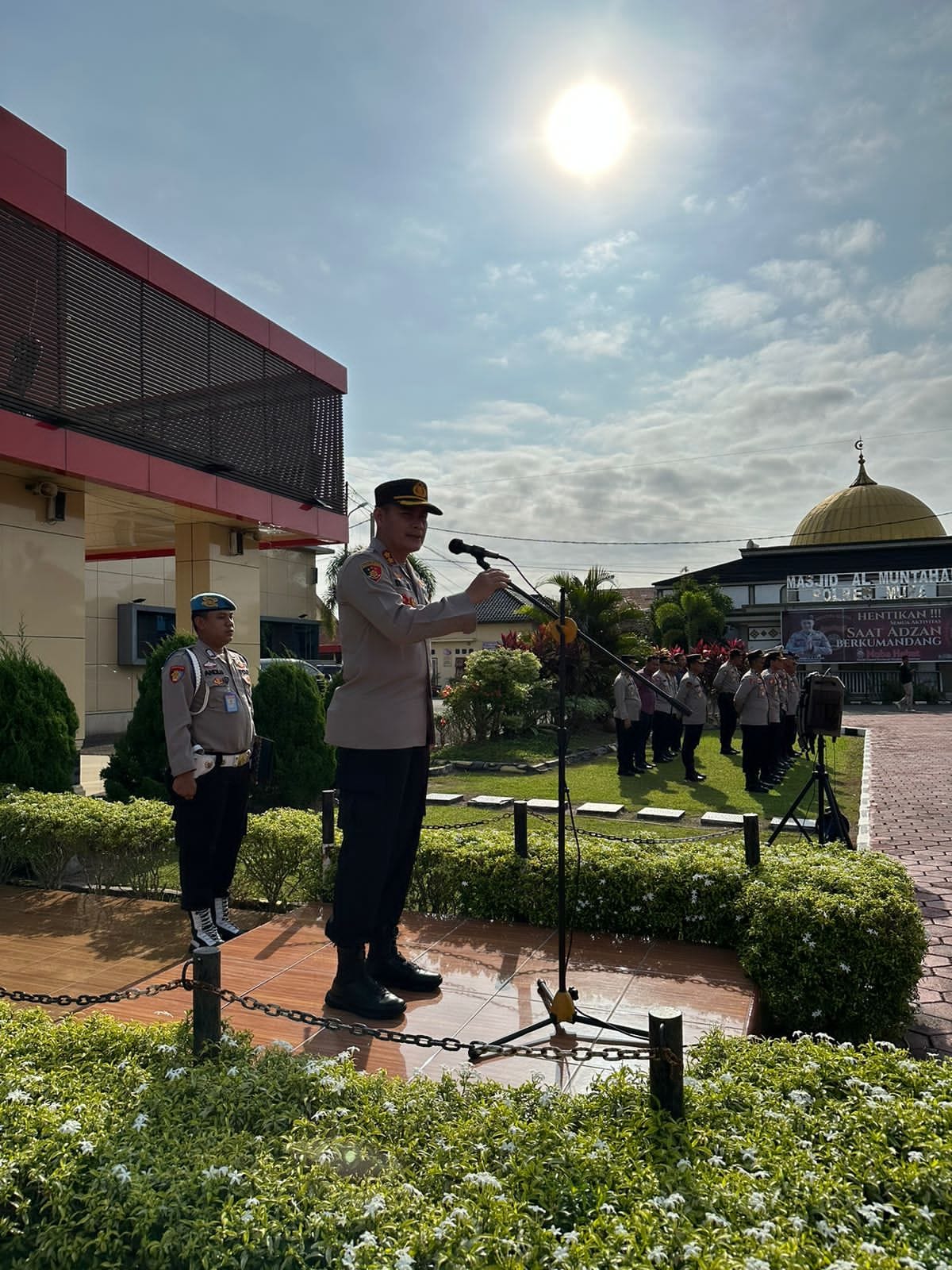 Kapolres Muba Akbp Siswandi Sik SH MH gsung memimpin apel personil, Jumat (24/03/2023) di halaman Mapolres Muba