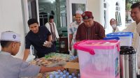 Masjid Agung Solihin Kayuagung menyediakan 200 paket takjil gratis selama bulan suci Ramadan