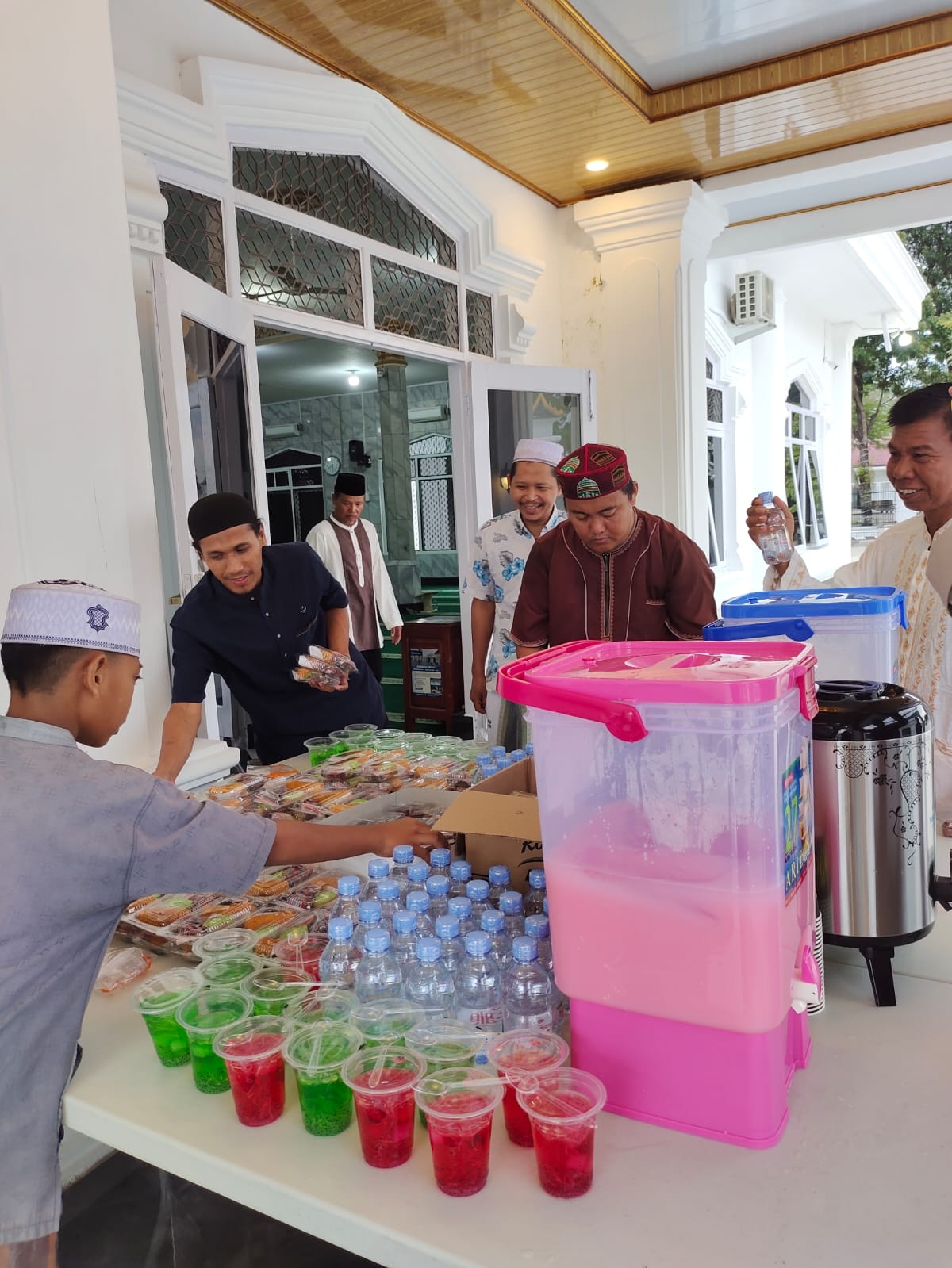Masjid Agung Solihin Kayuagung menyediakan 200 paket takjil gratis selama bulan suci Ramadan