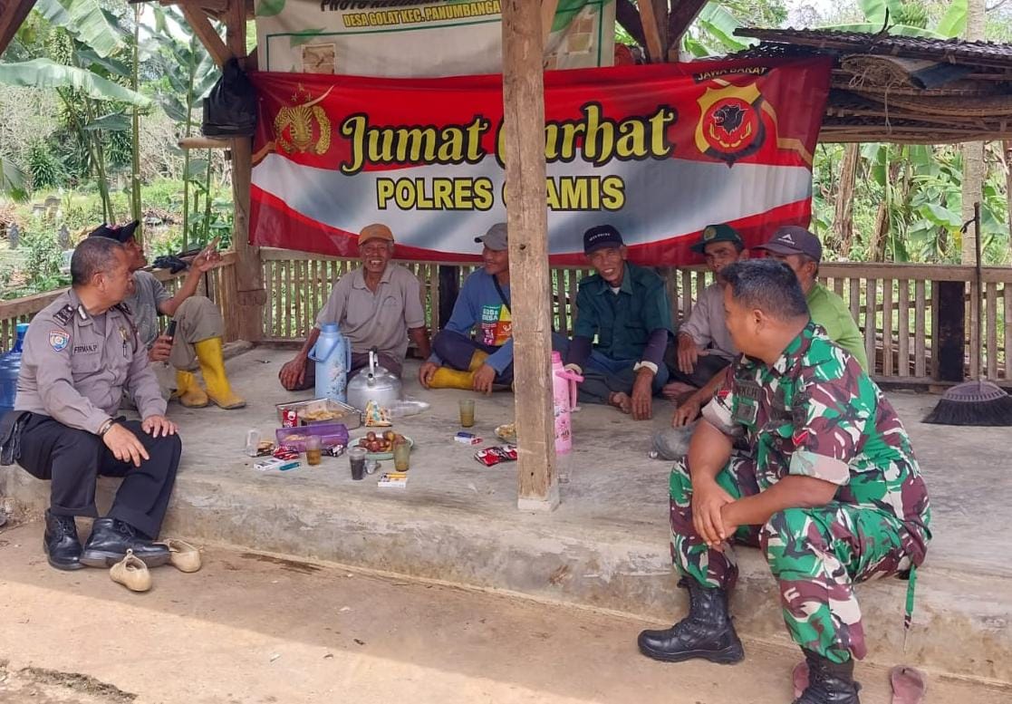 Polsek Panumbangan Polres Ciamis Polda Jabar melaksanakan jumat curhat bersama warga di Dusun Cibodas