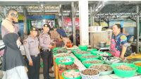 Satuan Samapta Polres Ciamis Polda Jawa Barat melakukan pemantauan harga bahan pokok di Pasar Subuh Ciamis