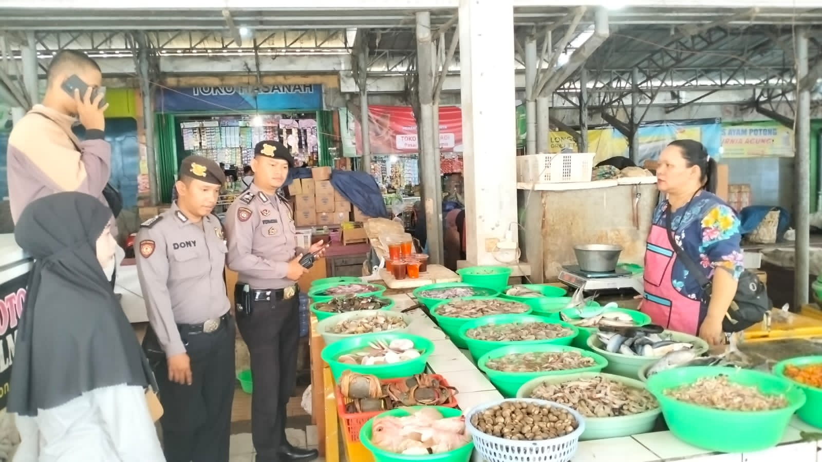 Satuan Samapta Polres Ciamis Polda Jawa Barat melakukan pemantauan harga bahan pokok di Pasar Subuh Ciamis