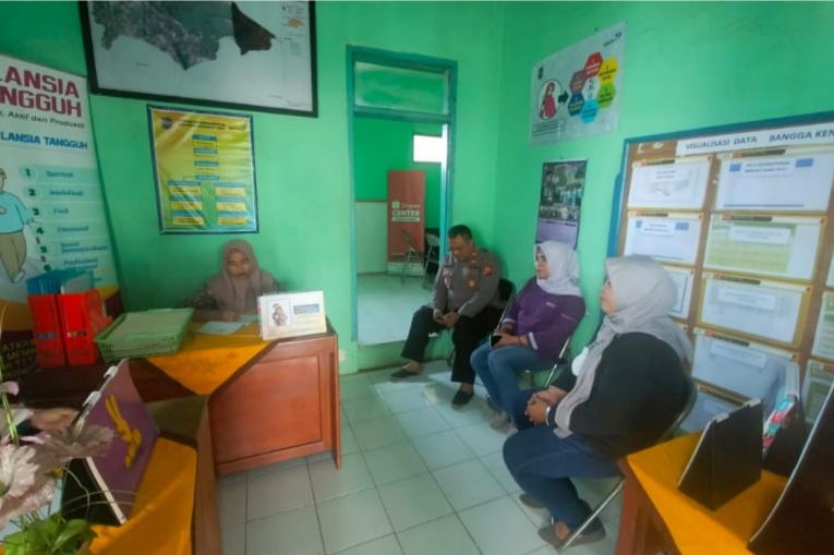 Kapolsek Cisaga Polres Ciamis Polda Jabar Iptu Agus Budi melaksanakan sambang sekaligus koordinasi dan komunikasi ke Perangkat Desa Cisaga