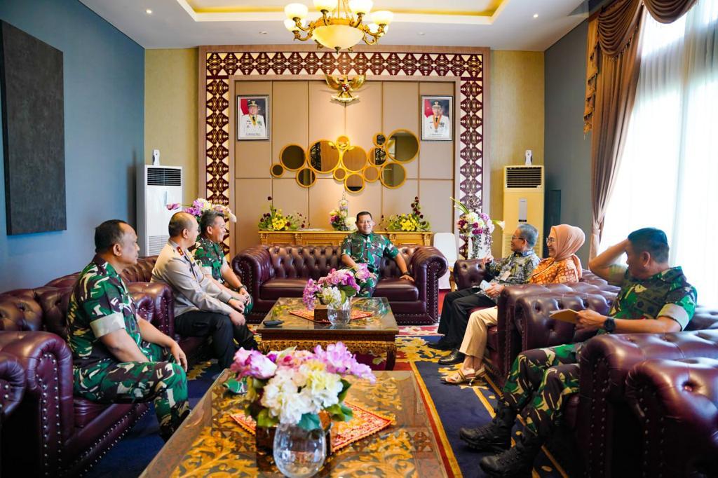 Kapolda Sumsel Irjen Pol A Rachmad Wibowo saat menyambut kedatangan Panglima TNI Laksamana TNI Yudo Margono, Jumat (24/3/2023) di VIP Room Bandara SMB II Palembang