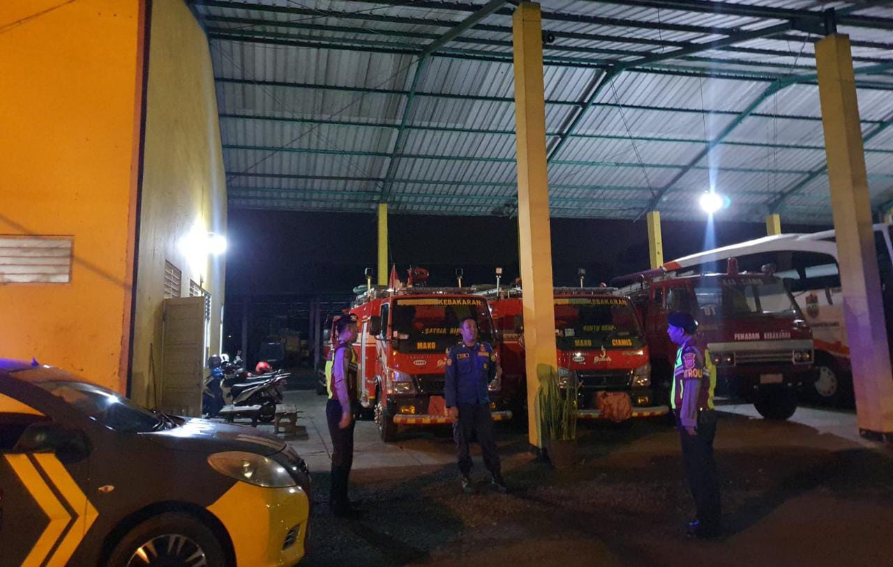 Personel Satuan Samapta Polres Ciamis saat melakukan patroli biru, Kamis (23/3/2023) malam