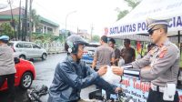 Polres Ciamis Polda Jawa Barat melaksanakan bagi-bagi takjil gratis kepada masyarakat.
