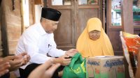 Pj Bupati Muba Apriyadi Mahmud saat menyerahkan paket sembako kepada Lansia di Kecamatan Sekayu, Jumat (24/3/2023)