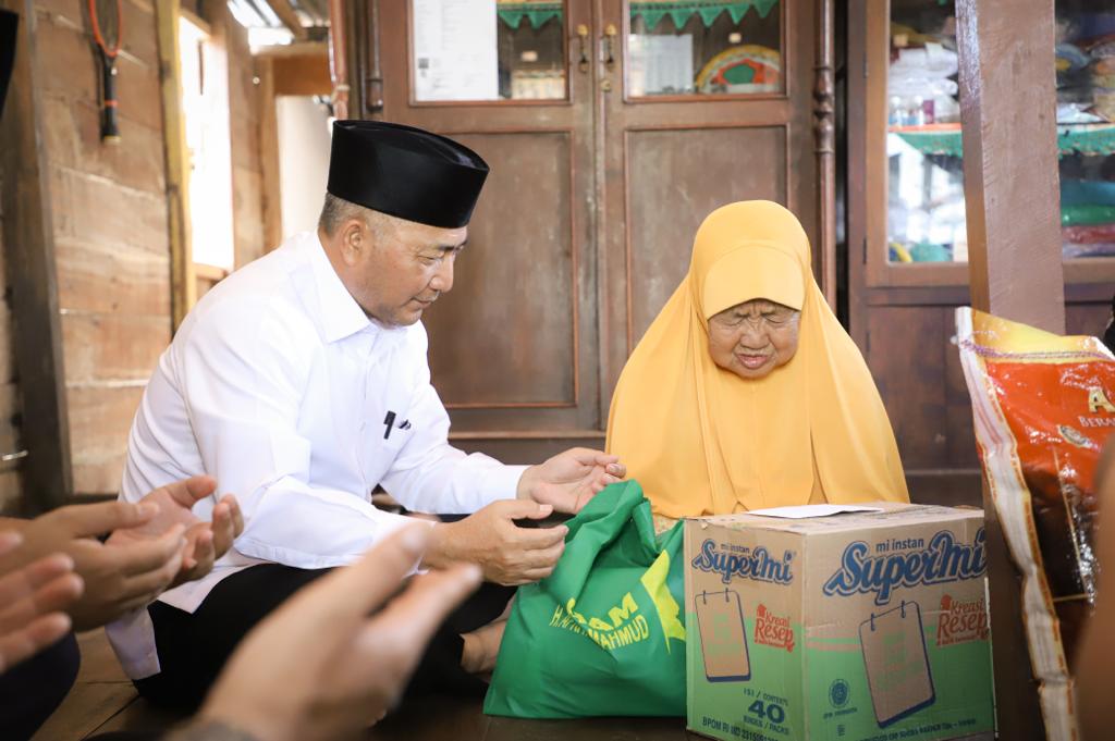 Pj Bupati Muba Apriyadi Mahmud saat menyerahkan paket sembako kepada Lansia di Kecamatan Sekayu, Jumat (24/3/2023)