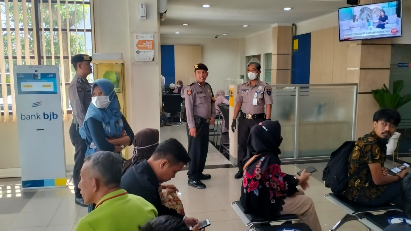 Personel Satuan Samapta Polres Ciamis Polda Jabar melaksanakan patroli dialogis