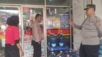 Personel Polsek Pamarican Polres Ciamis Polda Jabar melaksanakan pemasangan pamflet  imbauan kamtibmas di lokasi tempat perbelanjaan