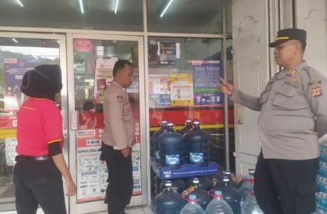 Personel Polsek Pamarican Polres Ciamis Polda Jabar melaksanakan pemasangan pamflet  imbauan kamtibmas di lokasi tempat perbelanjaan