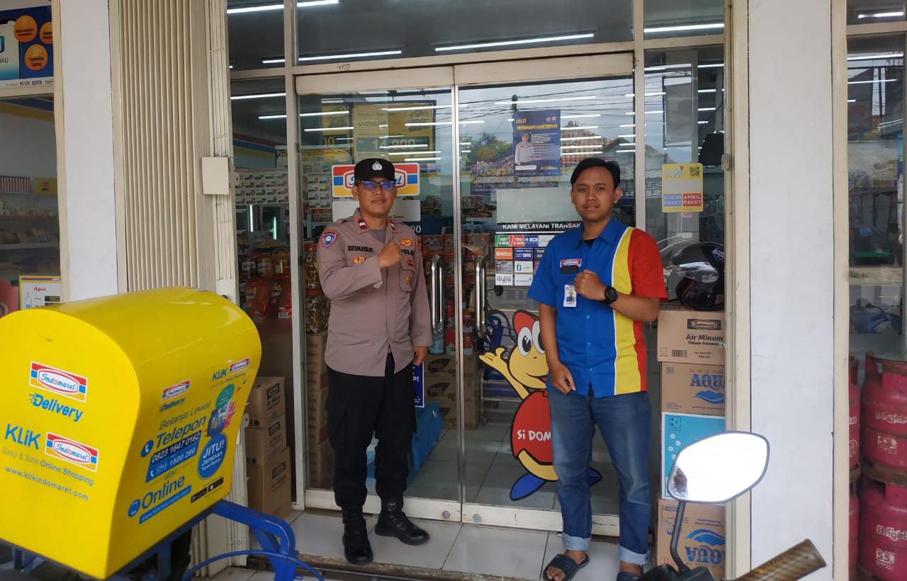 Personel Polsek Cipaku melaksanakan pemasangan Banner dan pamflet himbauan kamtibmas di salah satu swalayan di di Kecamatan Cipaku
