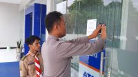 Personel Polsek Banjarsari saat pemasangan sticker kamtibmas di salah satu bank
