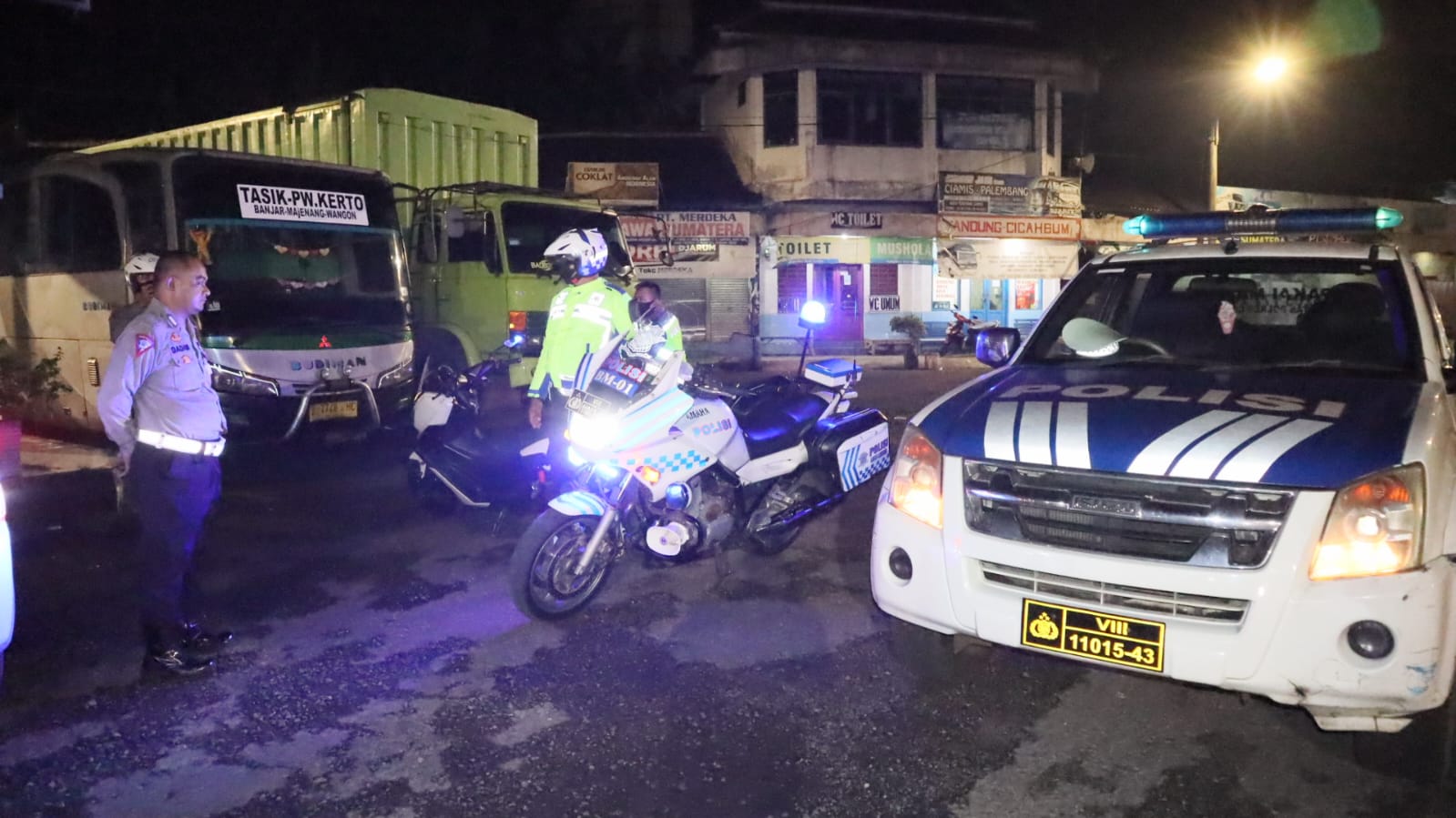 Polres Ciamis bergerak cepat dengan melakukan penyelidikan dan mengunpulkan bukti-bukti serta mencari OTK yang diduga melakukan pelemparan terhadap pengendara kendaraan roda 4