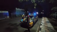Personel Polres Ciamis Polda Jawa Barat melaksanakan kegiatan patroli dalam rangka untuk membangunkan orang sahur