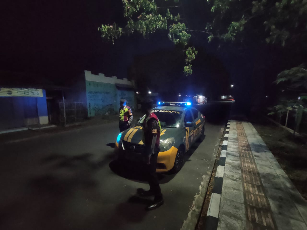 Personel Polres Ciamis Polda Jawa Barat melaksanakan kegiatan patroli dalam rangka untuk membangunkan orang sahur