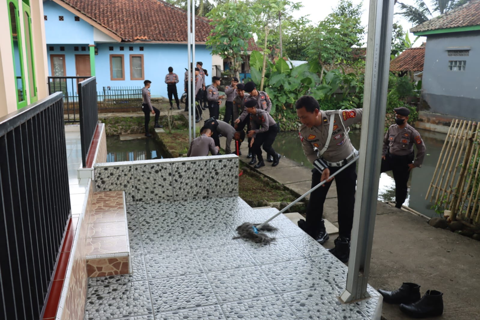 Personel Polres Ciamis saat membersihkan Masjid Nurul Huda, Bojong, Warung Kulon, Desa Imbanagara Raya