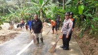 Personel Polsek Panawangan Polres Ciamis Polda Jawa Barat mendatangi lokasi kejadian bencana alam tanah longsor di wilayah Desa Nagarajati.