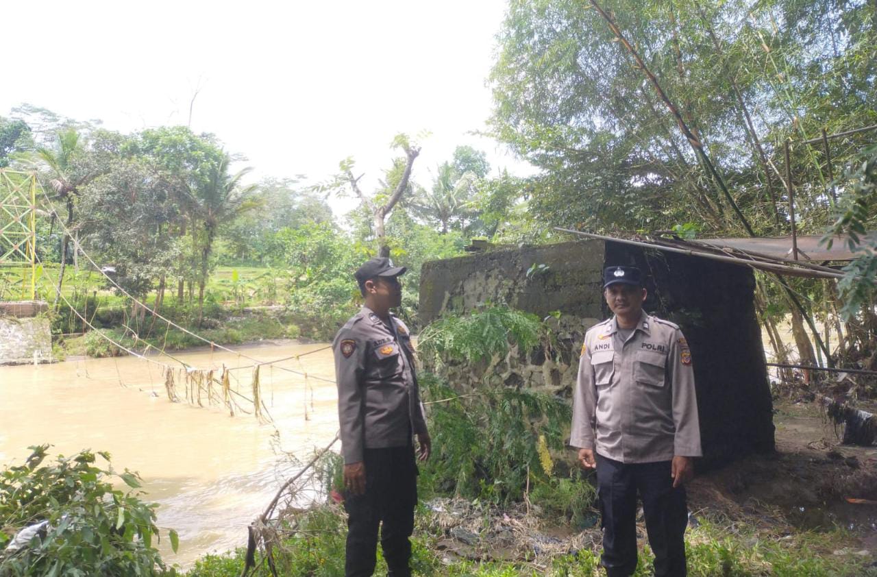Personel Polsek Rajadesa Polres Ciamis Polda Jabar melaksanakan pengecekan lokasi terputusnya jembatan gantung di Dusun Citapen Landeuh