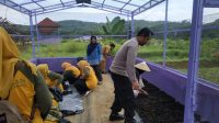 Personel Polsek Cipaku Polres Ciamis Polda Jabar melakukan monitoring pelatihan peningkatan SDM kelompok Tani KWT Berlian Desa Jalatrang
