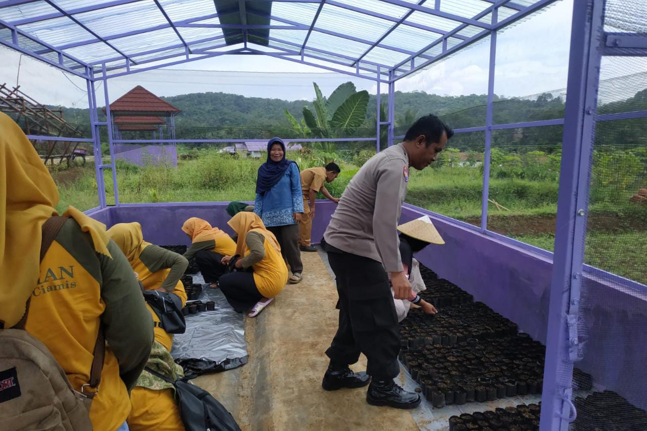 Personel Polsek Cipaku Polres Ciamis Polda Jabar melakukan monitoring pelatihan peningkatan SDM kelompok Tani KWT Berlian Desa Jalatrang