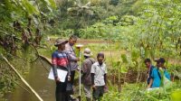 Personel Bhabinkamtibmas Polsek Panjalu melaksanakan sambang sekaligus monitoring kamtibmas