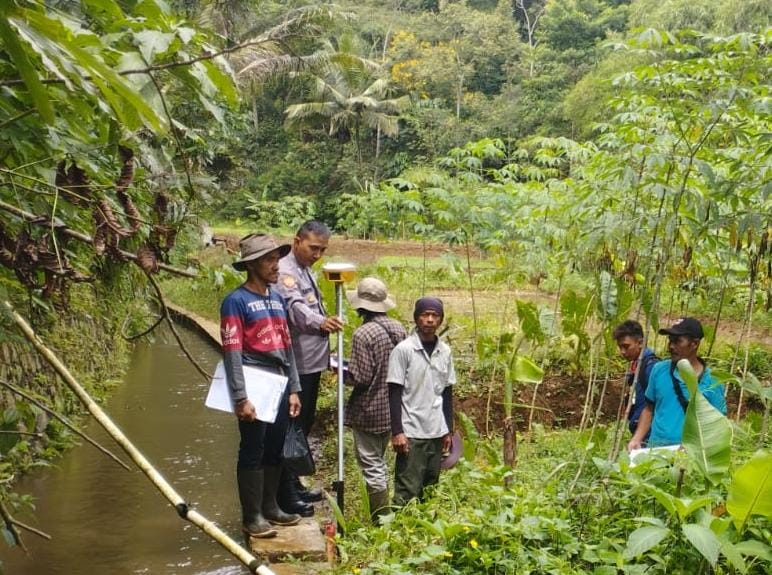 Personel Bhabinkamtibmas Polsek Panjalu melaksanakan sambang sekaligus monitoring kamtibmas