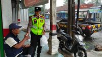 Personel Polres Ciamis melaksanakan bagi-bagi takjil gratis kepada masyarakat.