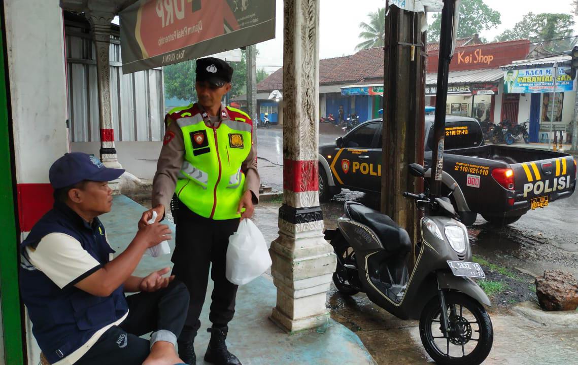 Personel Polres Ciamis melaksanakan bagi-bagi takjil gratis kepada masyarakat.