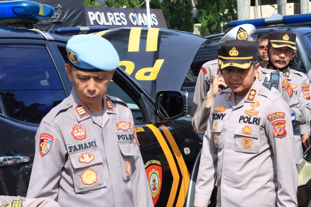 Kapolres Ciamis Polda Jabar AKBP Tony Prasetyo Yudhangkoro usai apel kendaraan dinas dalam rangka Operasi Ketupat Lodaya 2023