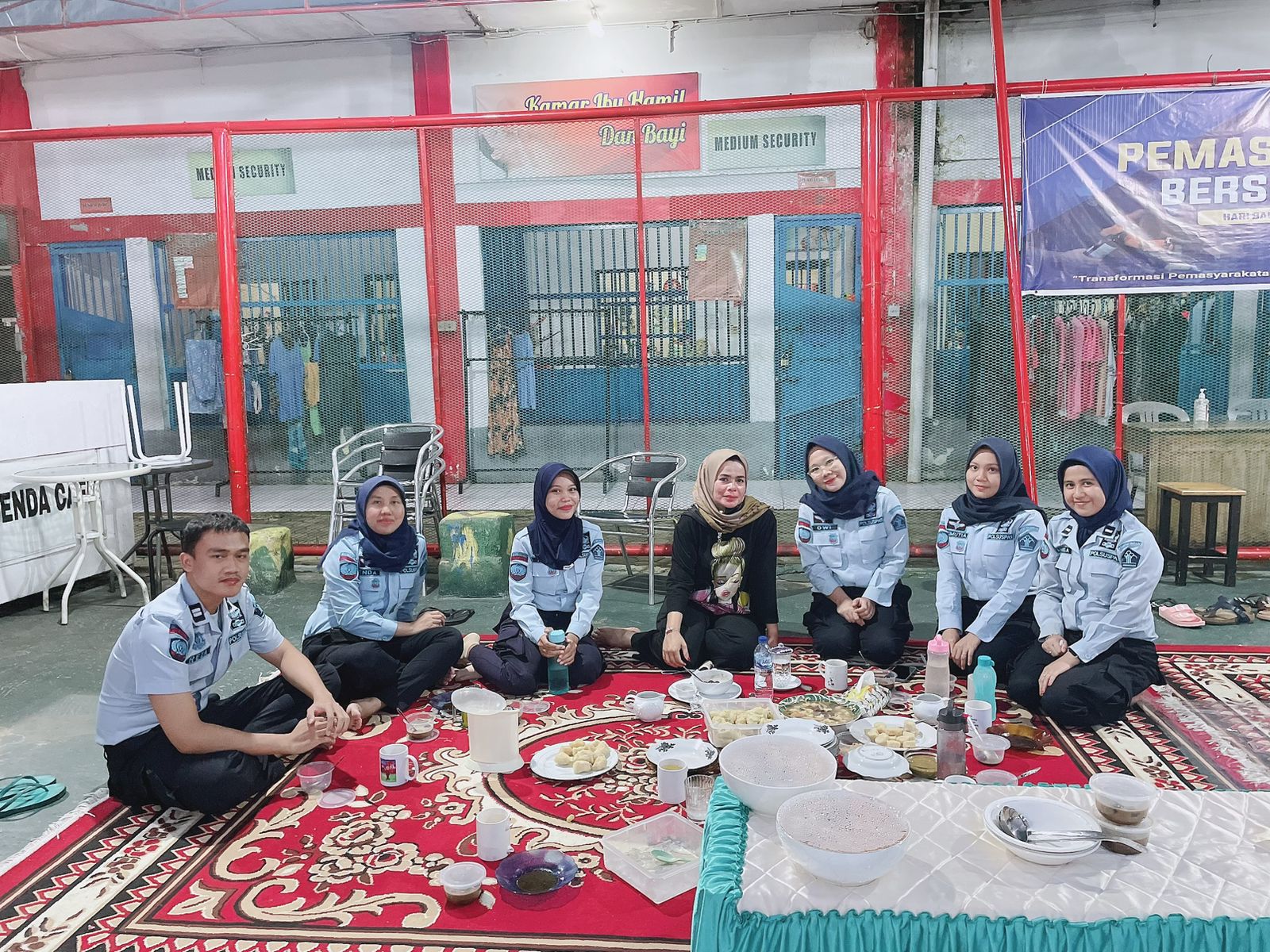 Kalapas Perempuan Kelas IIA Palembang, Ike Rahmawati, turun langsung melaksanakan kontrol Lapas setiap menjelang maghrib