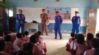 Anggota Sat Polairud Polrestabes Palembang melaksanakan kegiatan Go To School, di Sekolah Dasar (SD) Negeri 220 Palembang