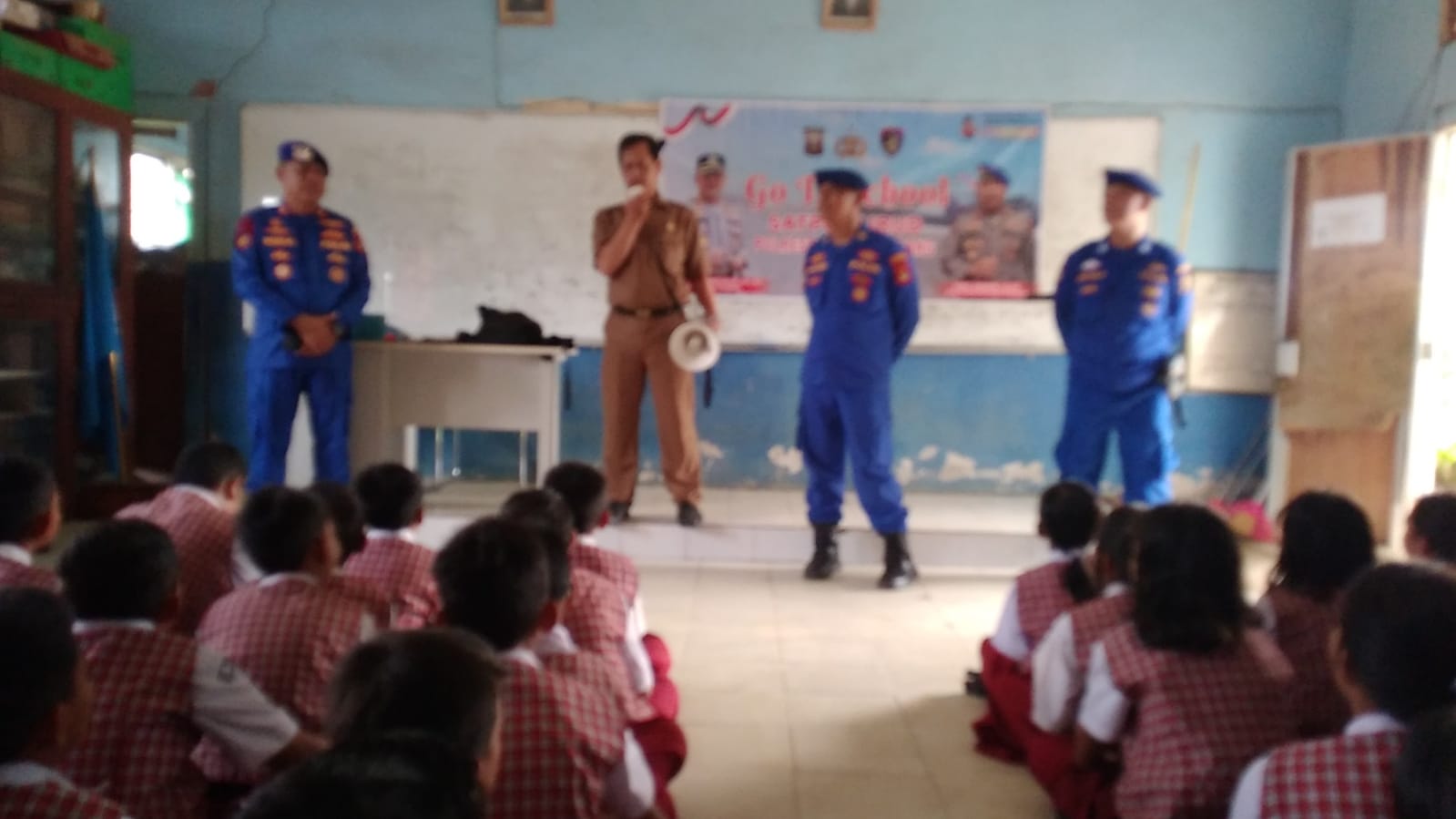 Anggota Sat Polairud Polrestabes Palembang melaksanakan kegiatan Go To School, di Sekolah Dasar (SD) Negeri 220 Palembang