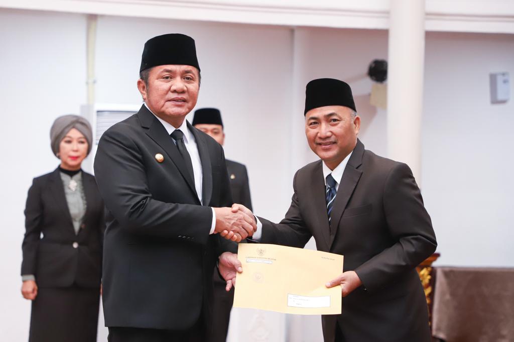 Gubernur Sumsel H Herman Deru secara resmi melakukan Pengambilan Sumpah dan Pelantikan kepada Pj Bupati Muba Apriyadi Mahmud sebagai Pejabat Pimpinan Tinggi Pratama Sekretaris Daerah (Sekda) definitif Kabupaten Muba