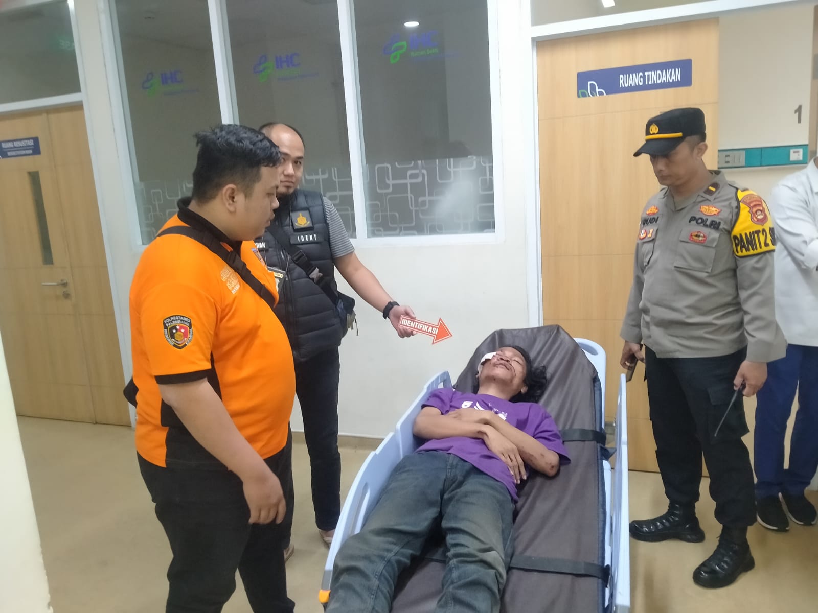 Aji Sumbara (34), juru parkir saat mendapat perawatan medis