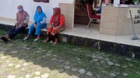 Puluhan petugas kebersihan Dinas Pemuda dan Olahraga Kabupaten Ogan Komering Ilir (Dispora OKI) mendatangi rumah dinas Wakil Bupati OKI