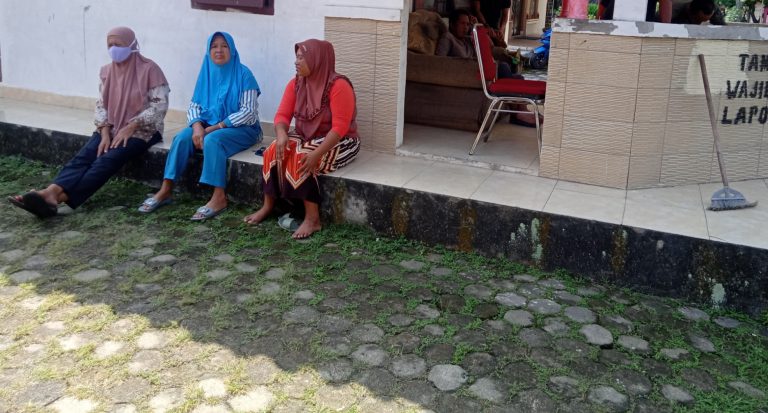 Puluhan petugas kebersihan Dinas Pemuda dan Olahraga Kabupaten Ogan Komering Ilir (Dispora OKI) mendatangi rumah dinas Wakil Bupati OKI