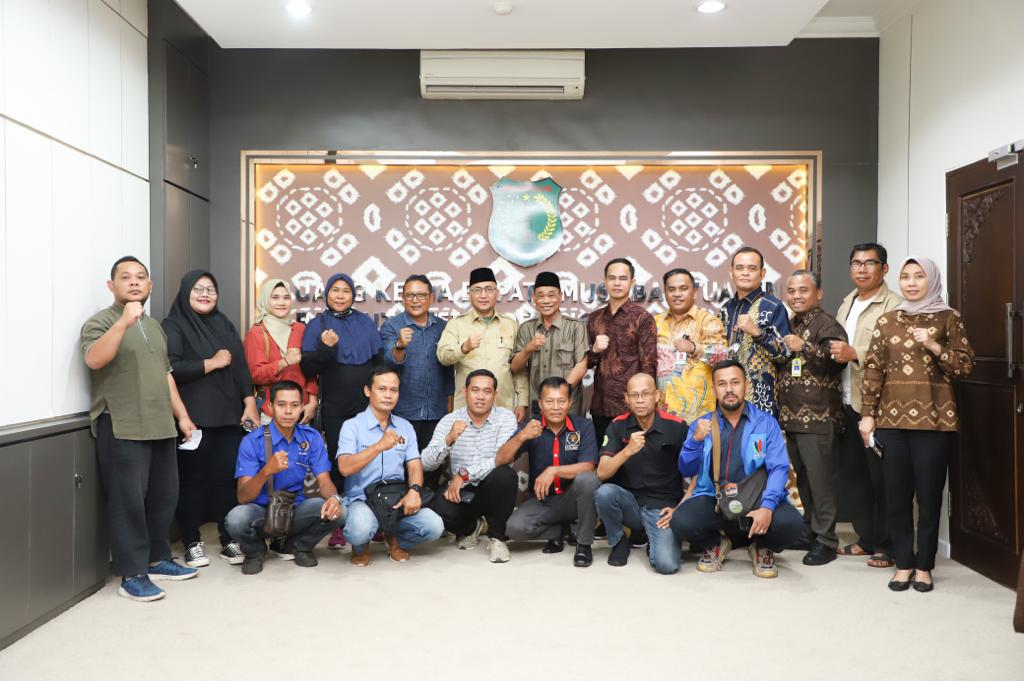 Penjabat (Pj) Bupati Musi Banyuasin Drs H Apriyadi, menerima Kunjungan Pengurus Persatuan Wartawan Indonesia (PWI) Kabupaten Muba
