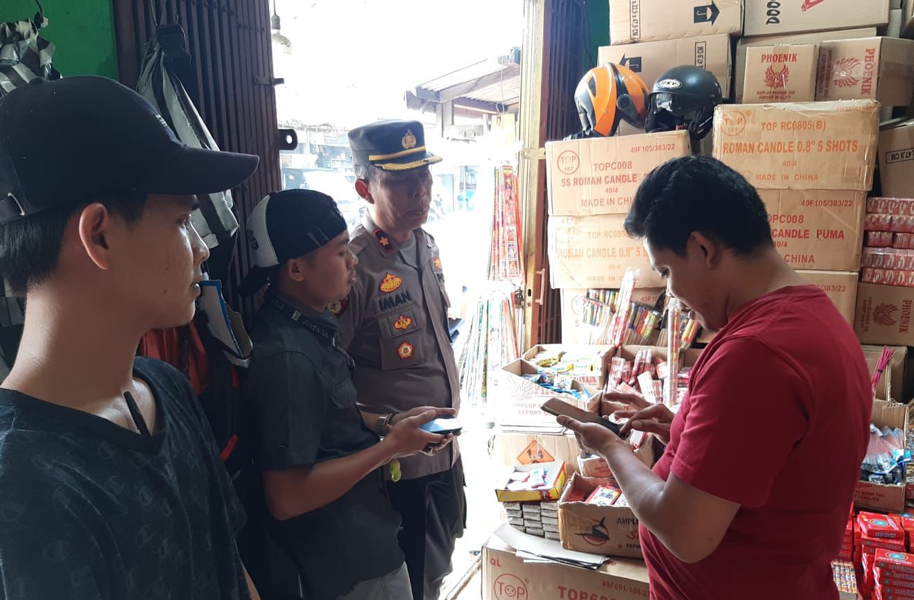 Polsek Parungkuda kembali merazia sejumlah pedagang petasan