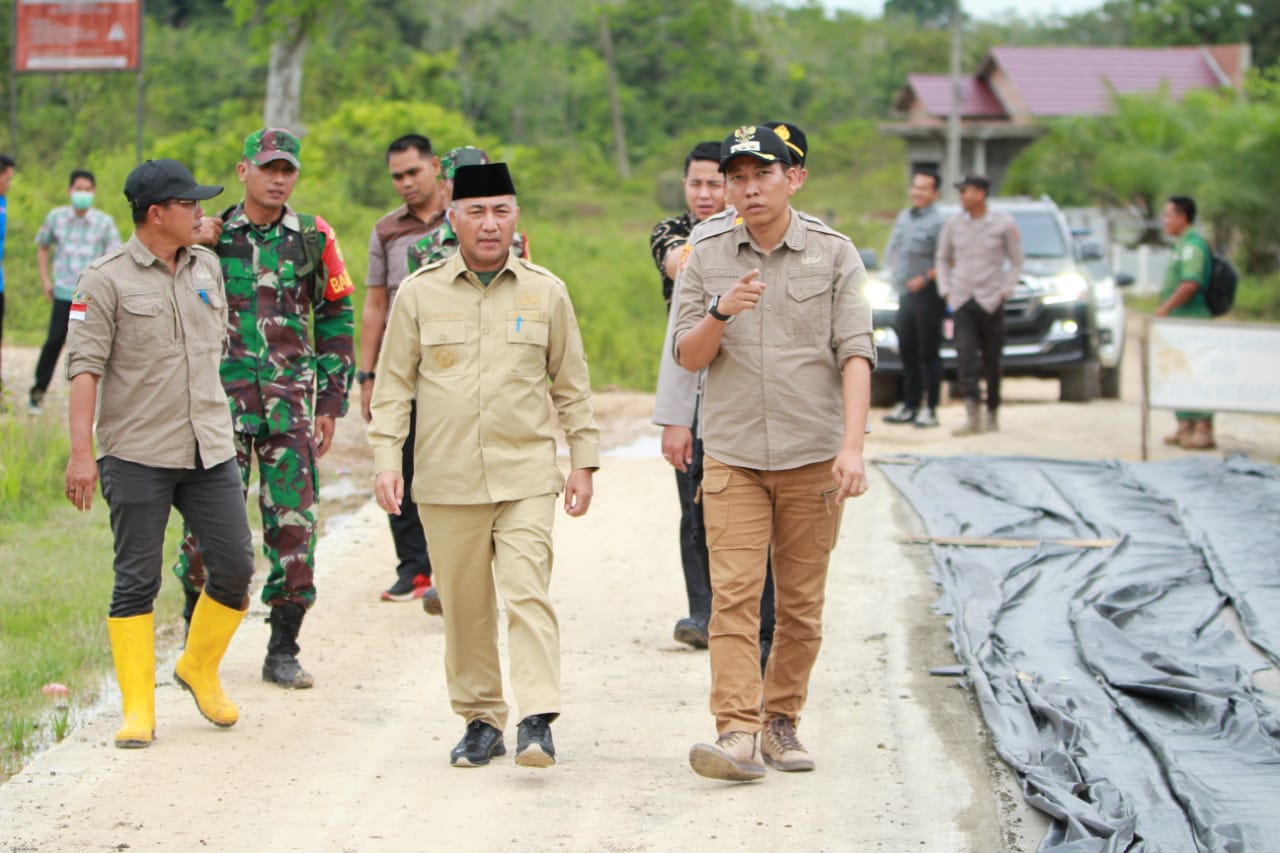 Pj Bupati Muba Apriyadi Mahmud meninjau langsung jalan rusak di beberapa desa di Kecamatan Jirak Jaya
