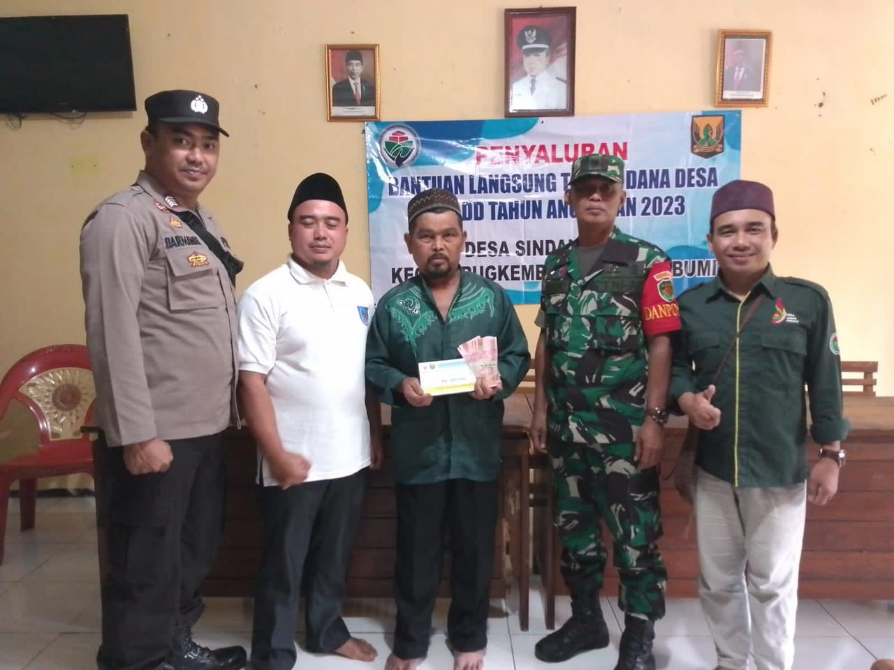 Bhabinkamtibmas Desa Sindangraja Bripka Darmawan melakukan monitoring penyaluran BLT DD di Desa Sindangraja