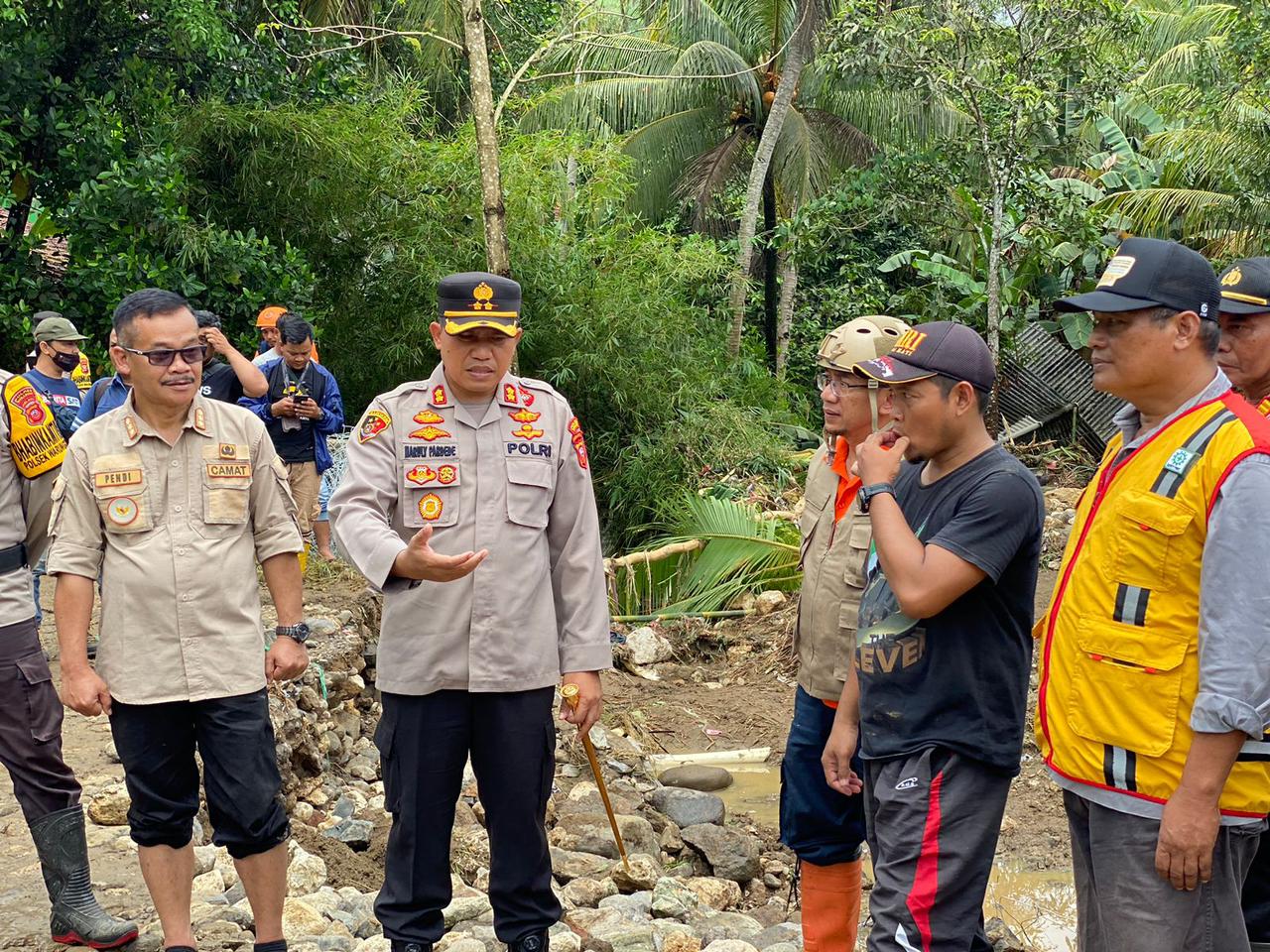 Kapolres Sukabumi AKBP Maruly Pardede saat mengecek langsung ke lokasi wilayah bencana banjir, Kamis (30/03/2023)