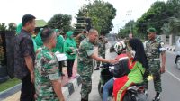 Komandan Distrik Milter (Dandim) 0402 OKI beserta jajaran membagikan takjil untuk berbuka puasa kepada para pengguna jalan yang melintas di depan Makodim 0402/OKI, Jumat, (31/03/2023)
