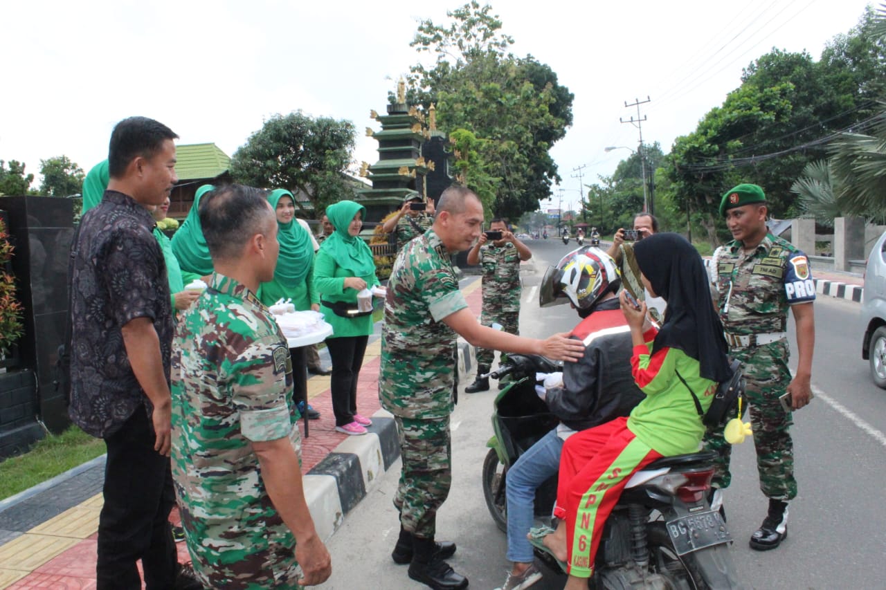 Komandan Distrik Milter (Dandim) 0402 OKI beserta jajaran membagikan takjil untuk berbuka puasa kepada para pengguna jalan yang melintas di depan Makodim 0402/OKI, Jumat, (31/03/2023)