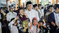 Bupati Ciamis, Herdiat Sunarya saat membagikan paket sembako di Mesjid Al-Hidayah Desa Sukahurip Kecamatan Pamarican